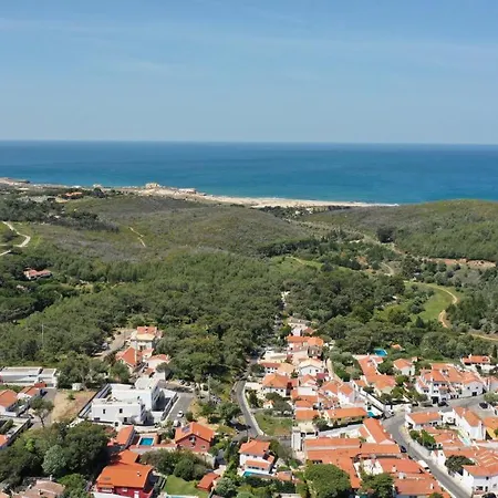 Tatil Evi Sea'ya Thoughtful -