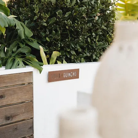 Tatil Evi Sea'ya Thoughtful -